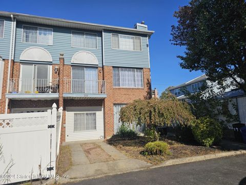 Photo of 39 Edward Court, Staten Island, NY 10314 (MLS # 2405882)