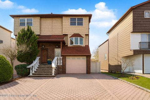Photo of 244 Slater Boulevard, Staten Island, NY 10305 (MLS # 2506981)