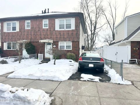 Photo of 176 Tysens Lane, Staten Island, NY 10306 (MLS # 2600706)