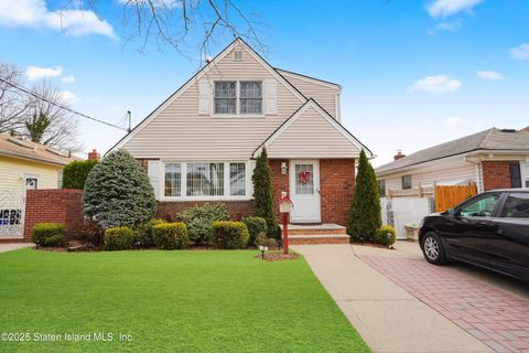 Photo of 34 Osage Lane, Staten Island, NY 10312 (MLS # 2500289)