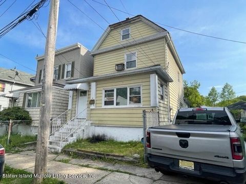Photo of 18 Irving Place, Staten Island, NY 10304 (MLS # 1161902)
