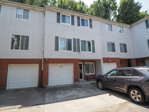 Photo of 214 Ilyssa Way, Staten Island, NY 10312 (MLS # 2504376)