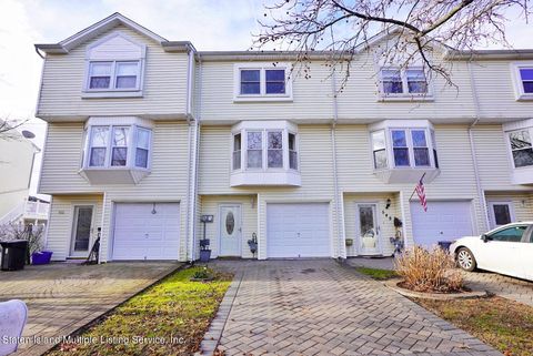 Photo of 550 Dongan Hills Avenue, Staten Island, NY 10305 (MLS # 1160122)