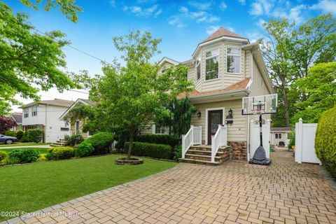 Photo of 231 N Railroad Avenue, Staten Island, NY 10304 (MLS # 2402907)