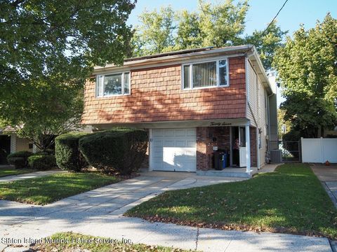 Photo of 27 Carnegie Avenue, Staten Island, NY 10314 (MLS # 1164897)