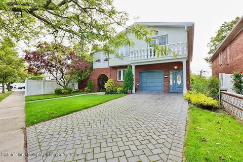 Photo of 711 Woodrow Road, Staten Island, NY 10312 (MLS # 1162776)