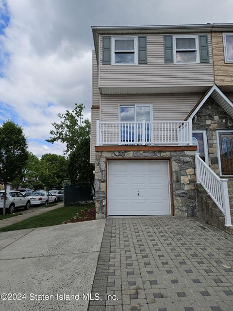 Photo of 221 Braisted Avenue, Staten Island, NY 10314 (MLS # 2403031)