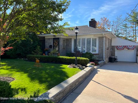 Photo of 142 Clarke Avenue, Staten Island, NY 10306 (MLS # 1165152)
