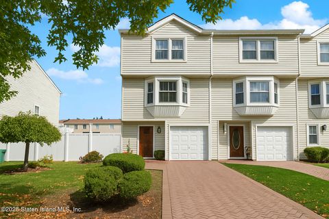 Photo of 568 Dongan Hills Avenue, Staten Island, NY 10305 (MLS # 2506131)