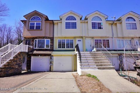Photo of 4 Ludwig Lane, Staten Island, NY 10303 (MLS # 1161077)