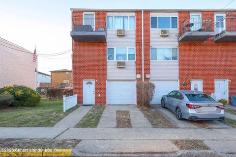Photo of 45 Francine Court #B, Staten Island, NY 10306 (MLS # 2600172)