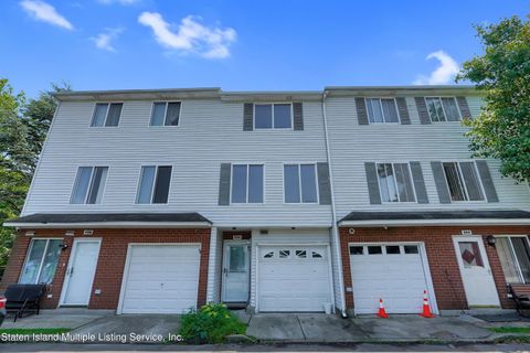 Photo of 200 Ilyssa Way, Staten Island, NY 10312 (MLS # 1162873)