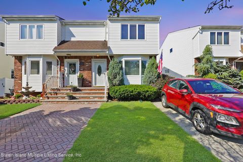Photo of 55 Lyle Court, Staten Island, NY 10306 (MLS # 1163013)