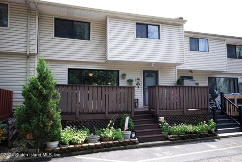 Photo of 4971 Willow Road E, Staten Island, NY 10314 (MLS # 2404166)