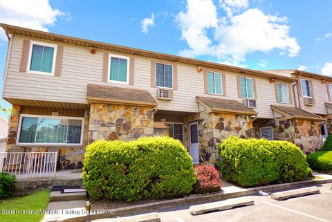 Photo of 32 Holiday Way, Staten Island, NY 10314 (MLS # 1162279)
