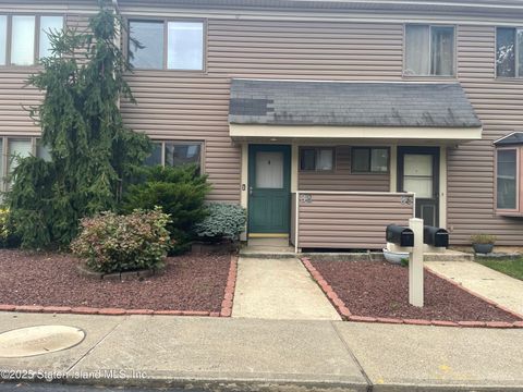Photo of 38 Cypress Loop, Staten Island, NY 10309 (MLS # 2505673)