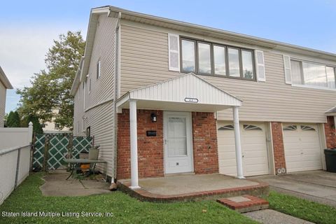 Photo of 63 Middle Loop Road, Staten Island, NY 10308 (MLS # 1163791)