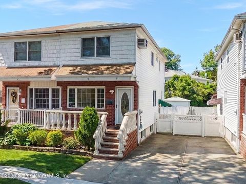 Photo of 6 Benton Avenue, Staten Island, NY 10305 (MLS # 2601636)