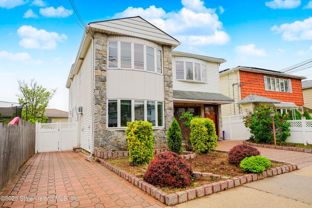 Photo of 380 Gansevoort Boulevard, Staten Island, NY 10314 (MLS # 2502882)