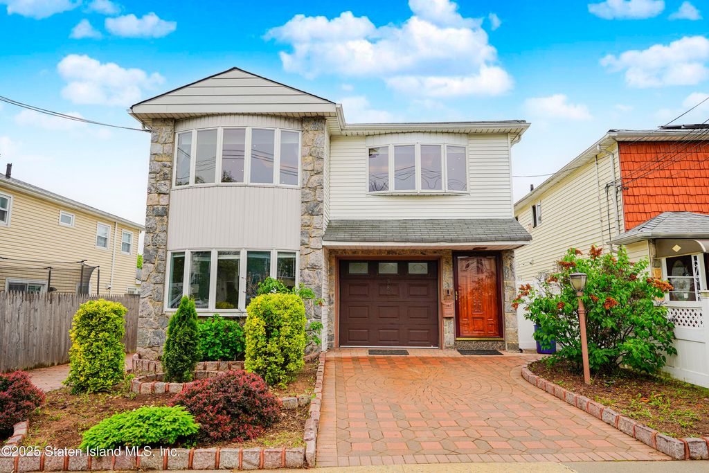 Photo of 380 Gansevoort Boulevard, Staten Island, NY 10314 (MLS # 2502882)