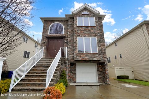 Photo of 43 Brookside Lp Loop, Staten Island, NY 10309 (MLS # 2401245)