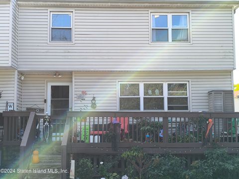 Photo of 4911 Willow Drive E, Staten Island, NY 10314 (MLS # 2405691)