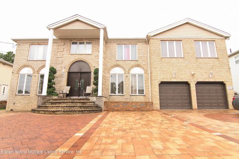 Photo of 52 Gunton Place, Staten Island, NY 10309 (MLS # 2400450)