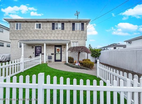 Photo of 55 Amber Street, Staten Island, NY 10306 (MLS # 2506900)