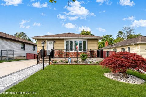 Photo of 29 Peter Avenue, Staten Island, NY 10306 (MLS # 2602785)