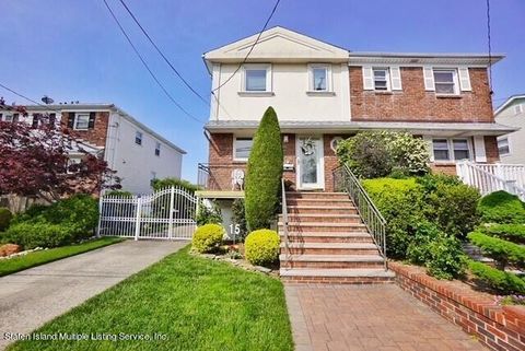 Photo of 15 E Broadway, Staten Island, NY 10306 (MLS # 1162044)