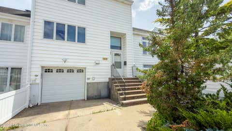 Townhouse For Sale - 143 Hampton Green<br/> Staten Island, NY 10312