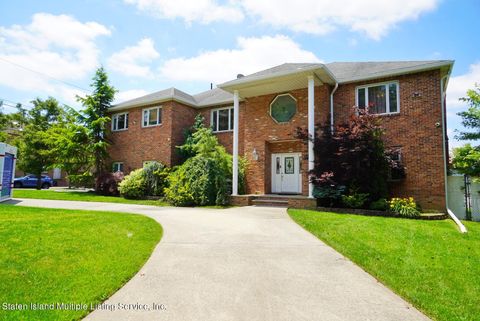 Photo of 150 Alverson Avenue, Staten Island, NY 10309 (MLS # 1155778)