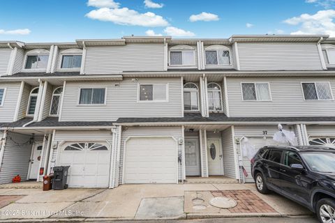 Photo of 39 Simmons Loop, Staten Island, NY 10314 (MLS # 2600665)