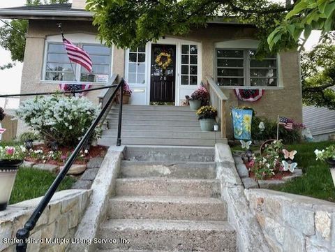 Photo of 28 James Place, Staten Island, NY 10305 (MLS # 1161622)