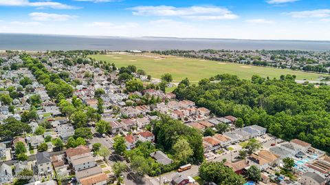 Photo of 374 Greeley Avenue, Staten Island, NY 10306 (MLS # 2504151)