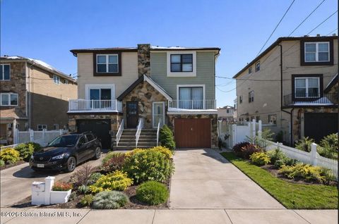 Photo of 261 Grantwood Avenue, Staten Island, NY 10312 (MLS # 2600999)