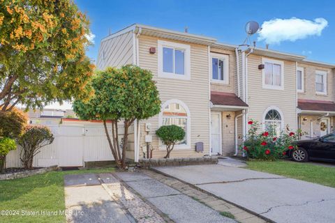 Photo of 24 Carol Place, Staten Island, NY 10303 (MLS # 2405135)