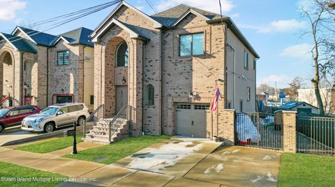 Photo of 24 Madera Street, Staten Island, NY 10309 (MLS # 1160102)