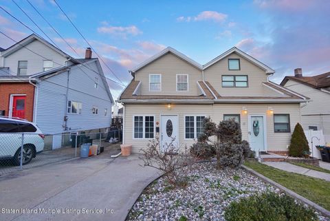 Photo of 27 Parker Street, Staten Island, NY 10307 (MLS # 1160650)