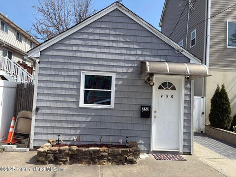Photo of 750 Patterson Avenue, Staten Island, NY 10306 (MLS # 2507148)