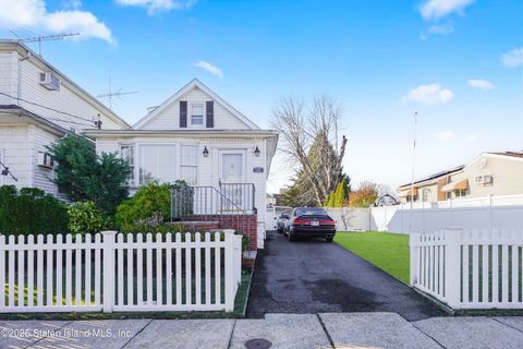 Photo of 166 Wiman Avenue, Staten Island, NY 10308 (MLS # 2500023)