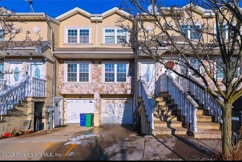 Photo of 220 Dartmouth Loop, Staten Island, NY 10306 (MLS # 2600511)