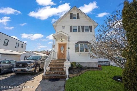 Photo of 140 Burke Avenue, Staten Island, NY 10314 (MLS # 2600509)