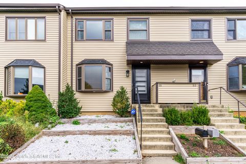 Photo of 55 Locust Court, Staten Island, NY 10309 (MLS # 2405271)