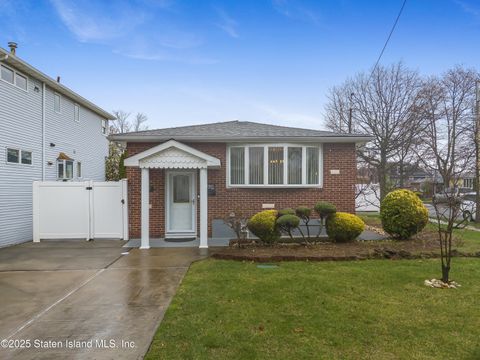 Photo of 227 Woods Of Arden Road, Staten Island, NY 10312 (MLS # 2501932)