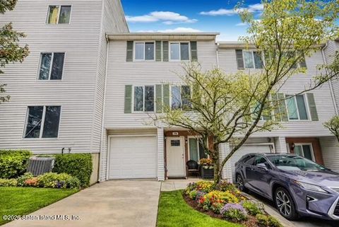 Photo of 174 Ilyssa Way, Staten Island, NY 10312 (MLS # 2600901)