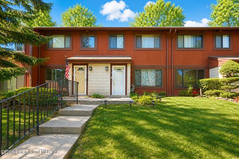 Photo of 38 Stone Lane, Staten Island, NY 10314 (MLS # 2602476)
