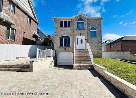 Photo of 545 Foster Road, Staten Island, NY 10309 (MLS # 1163368)