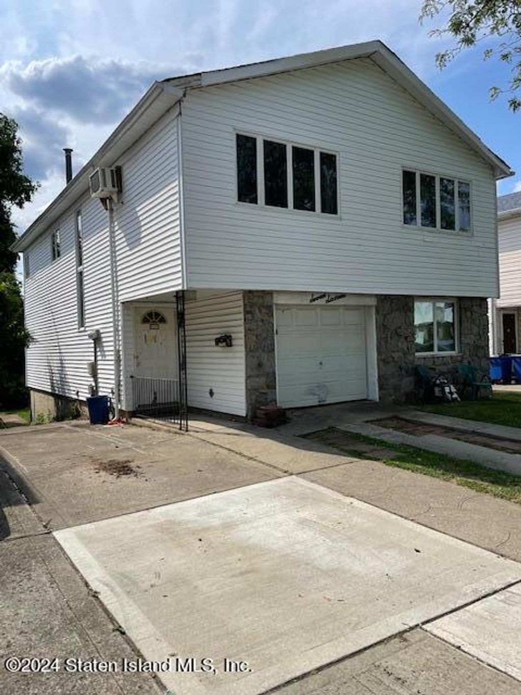 Photo of 716 Harris Avenue, Staten Island, NY 10314 (MLS # 2404487)