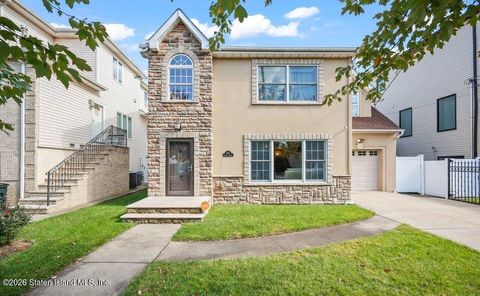 Photo of 667 Yetman Avenue, Staten Island, NY 10307 (MLS # 2602196)